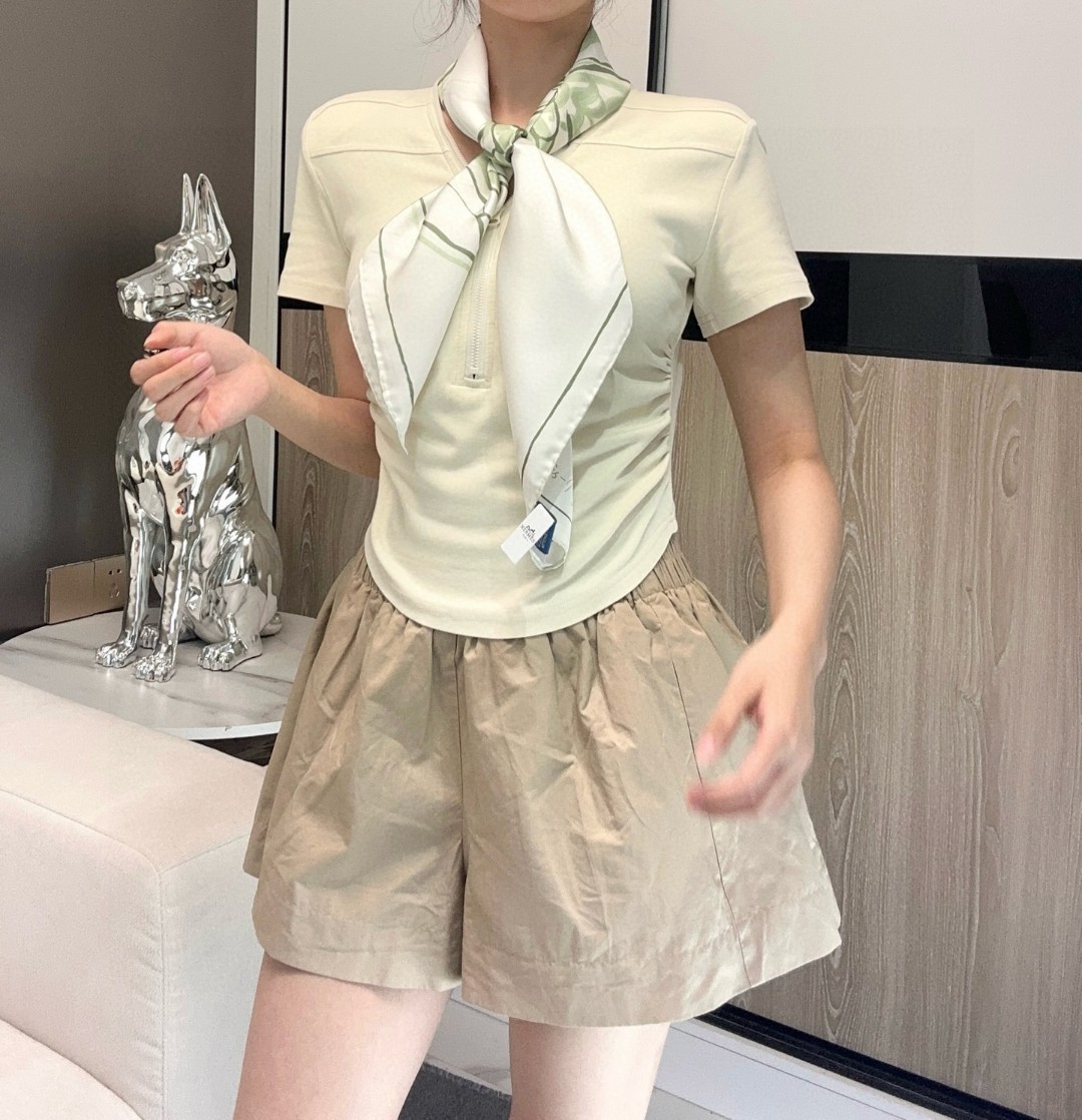 。自由飞马”18mm顶级真丝双面同色90方巾～Hermes 手工卷边斜纹真丝方巾（100%桑蚕丝）。这款