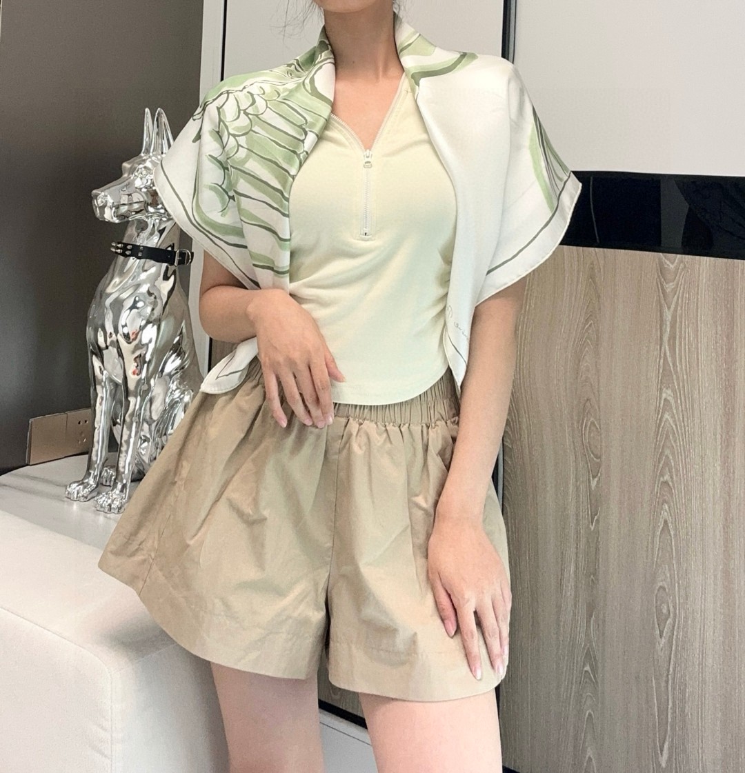 。自由飞马”18mm顶级真丝双面同色90方巾～Hermes 手工卷边斜纹真丝方巾（100%桑蚕丝）。这款