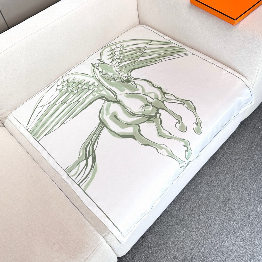 。自由飞马”18mm顶级真丝双面同色90方巾～Hermes 手工卷边斜纹真丝方巾（100%桑蚕丝）。这款