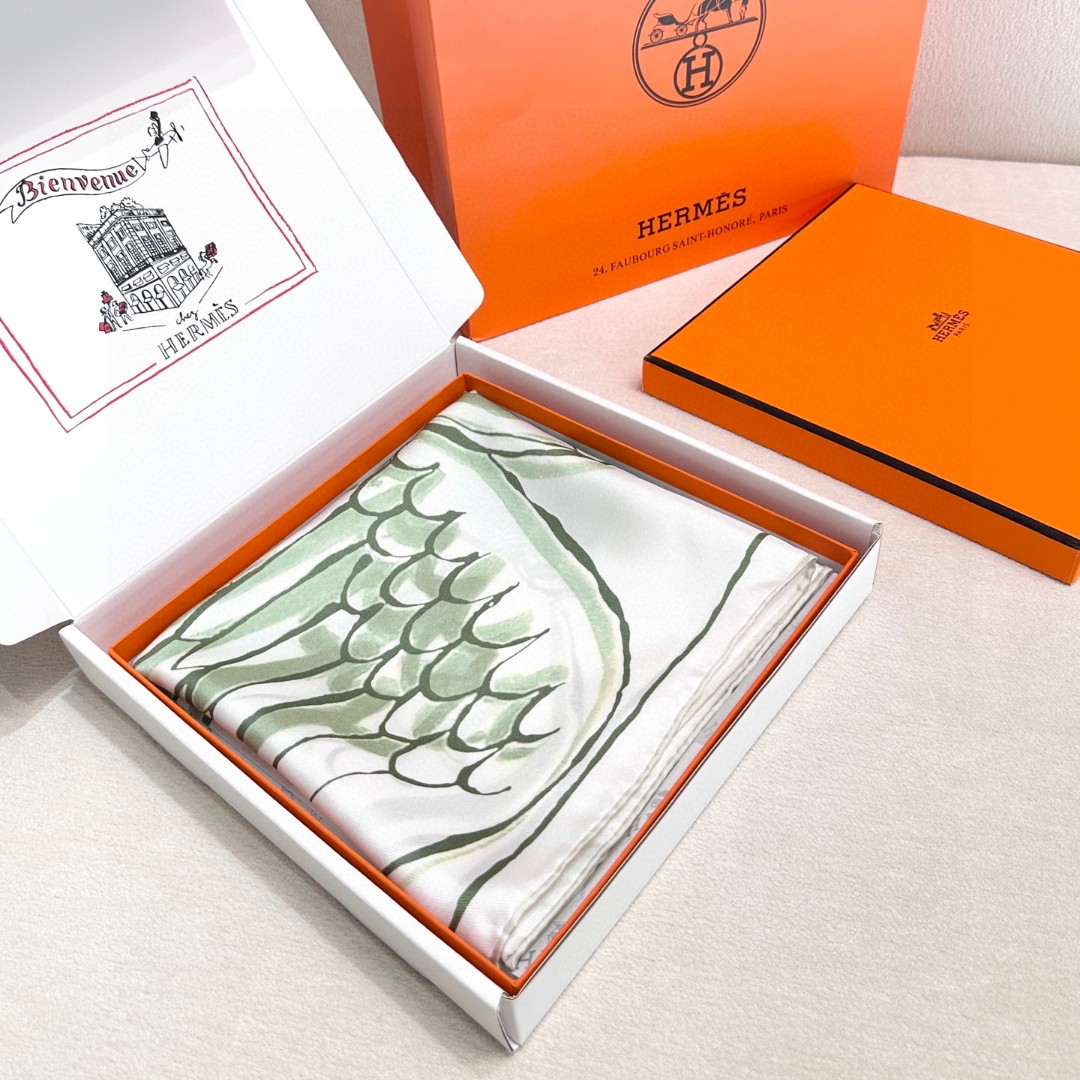 。自由飞马”18mm顶级真丝双面同色90方巾～Hermes 手工卷边斜纹真丝方巾（100%桑蚕丝）。这款