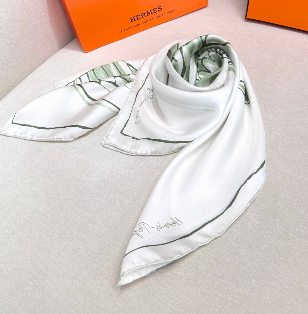 。自由飞马”18mm顶级真丝双面同色90方巾～Hermes 手工卷边斜纹真丝方巾（100%桑蚕丝）。这款