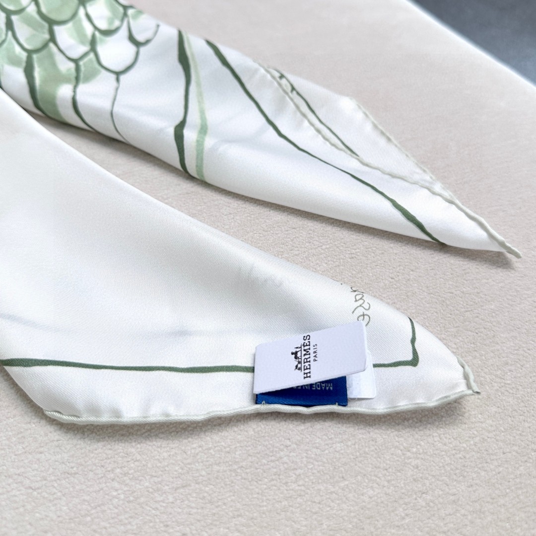 。自由飞马”18mm顶级真丝双面同色90方巾～Hermes 手工卷边斜纹真丝方巾（100%桑蚕丝）。这款