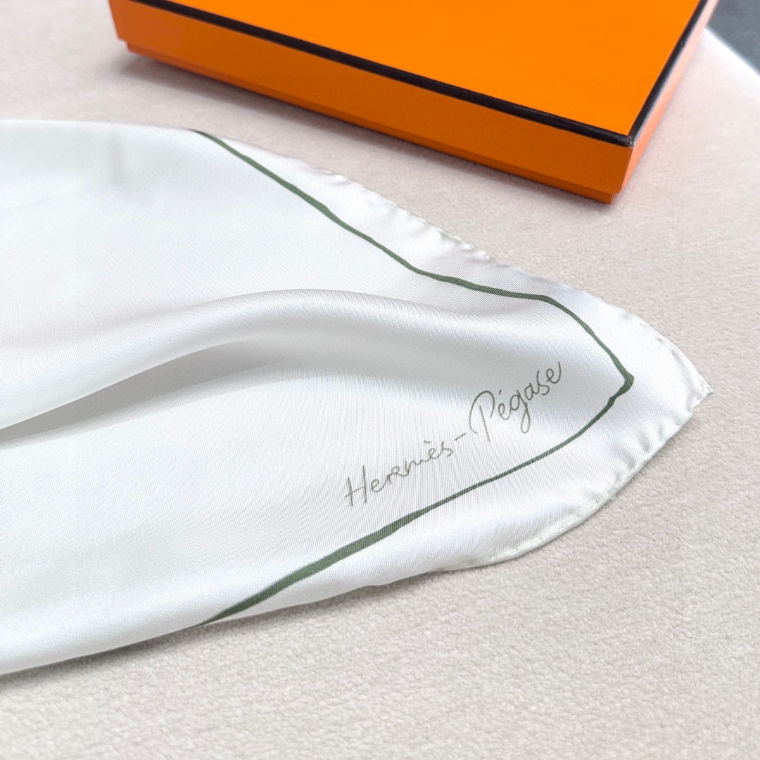 。自由飞马”18mm顶级真丝双面同色90方巾～Hermes 手工卷边斜纹真丝方巾（100%桑蚕丝）。这款