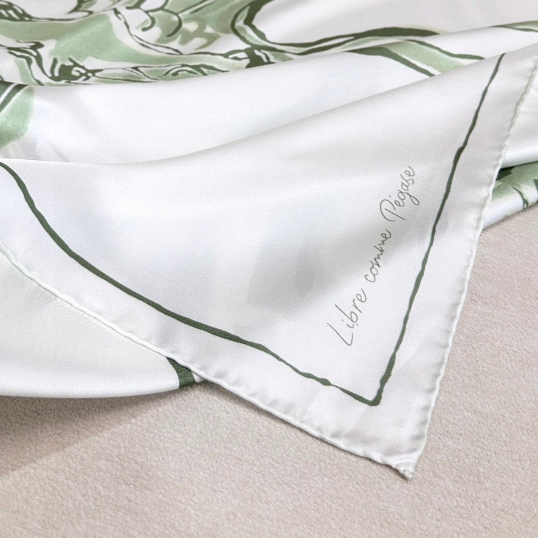 。自由飞马”18mm顶级真丝双面同色90方巾～Hermes 手工卷边斜纹真丝方巾（100%桑蚕丝）。这款