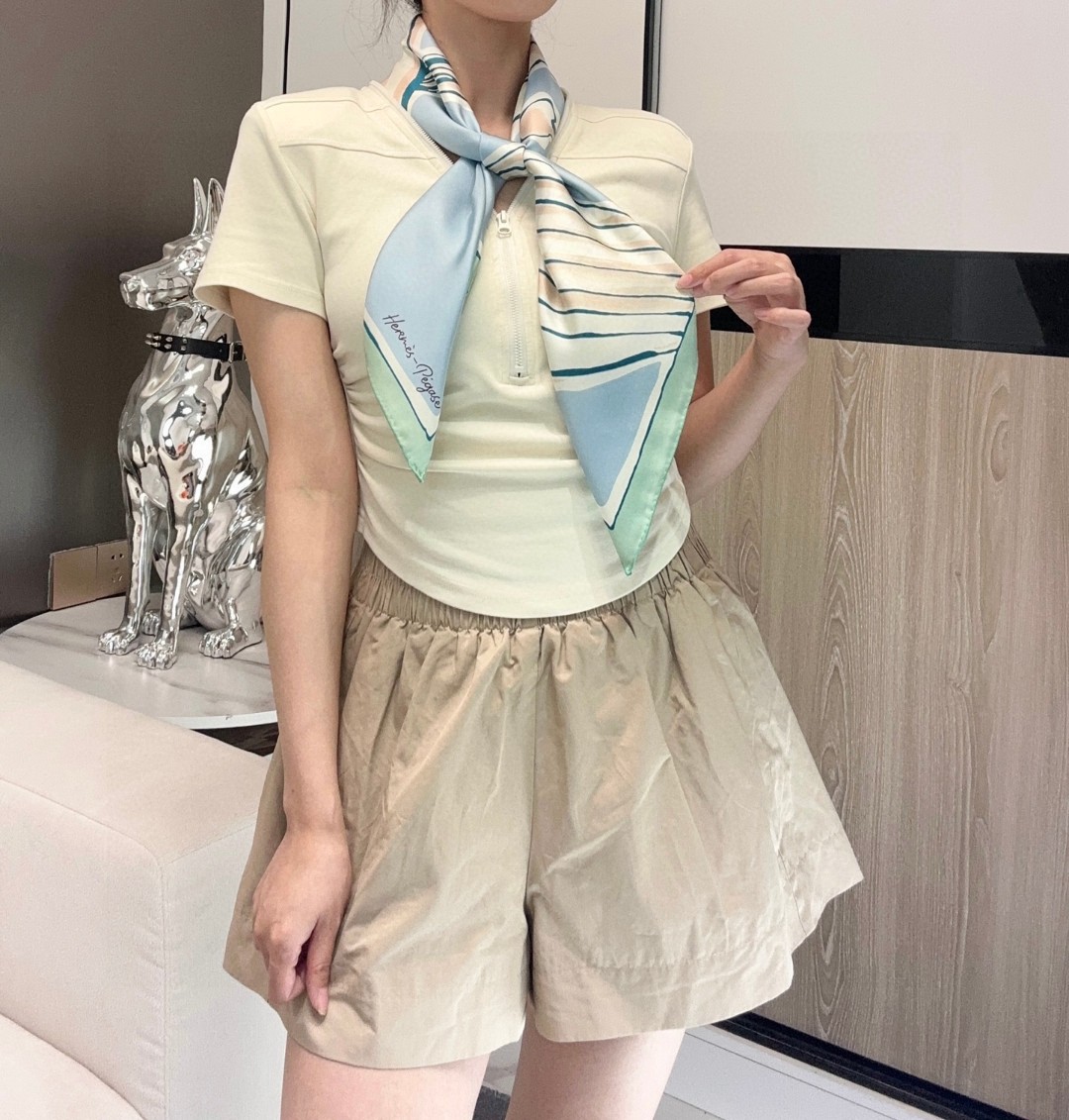 。自由飞马”18mm顶级真丝双面同色90方巾～Hermes 手工卷边斜纹真丝方巾（100%桑蚕丝）。这款