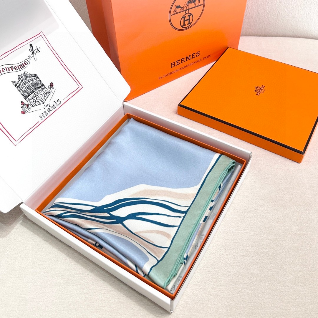 。自由飞马”18mm顶级真丝双面同色90方巾～Hermes 手工卷边斜纹真丝方巾（100%桑蚕丝）。这款
