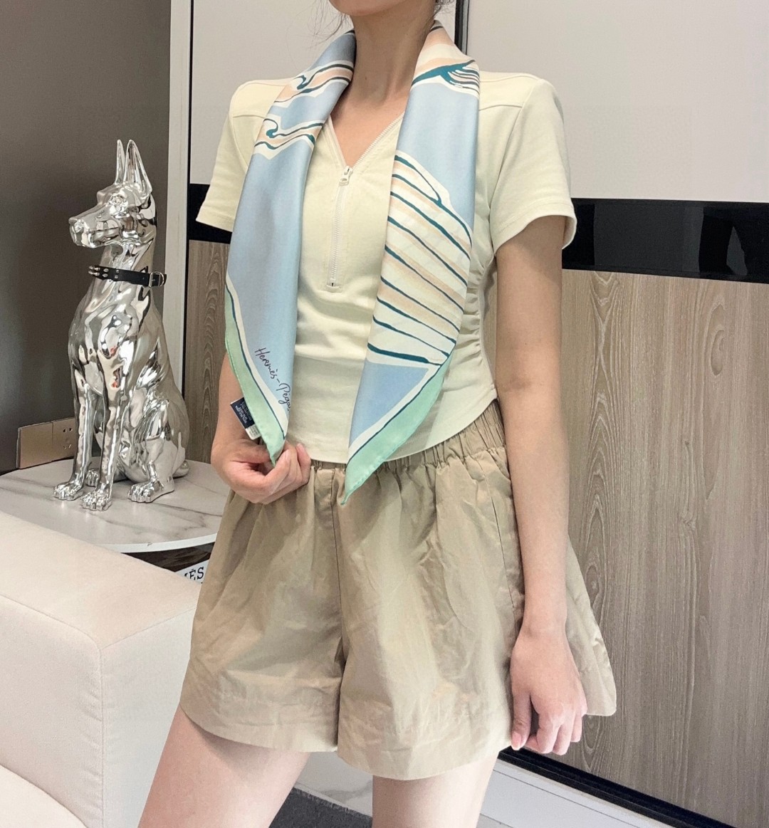 。自由飞马”18mm顶级真丝双面同色90方巾～Hermes 手工卷边斜纹真丝方巾（100%桑蚕丝）。这款