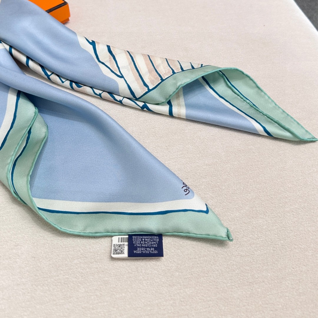 。自由飞马”18mm顶级真丝双面同色90方巾～Hermes 手工卷边斜纹真丝方巾（100%桑蚕丝）。这款