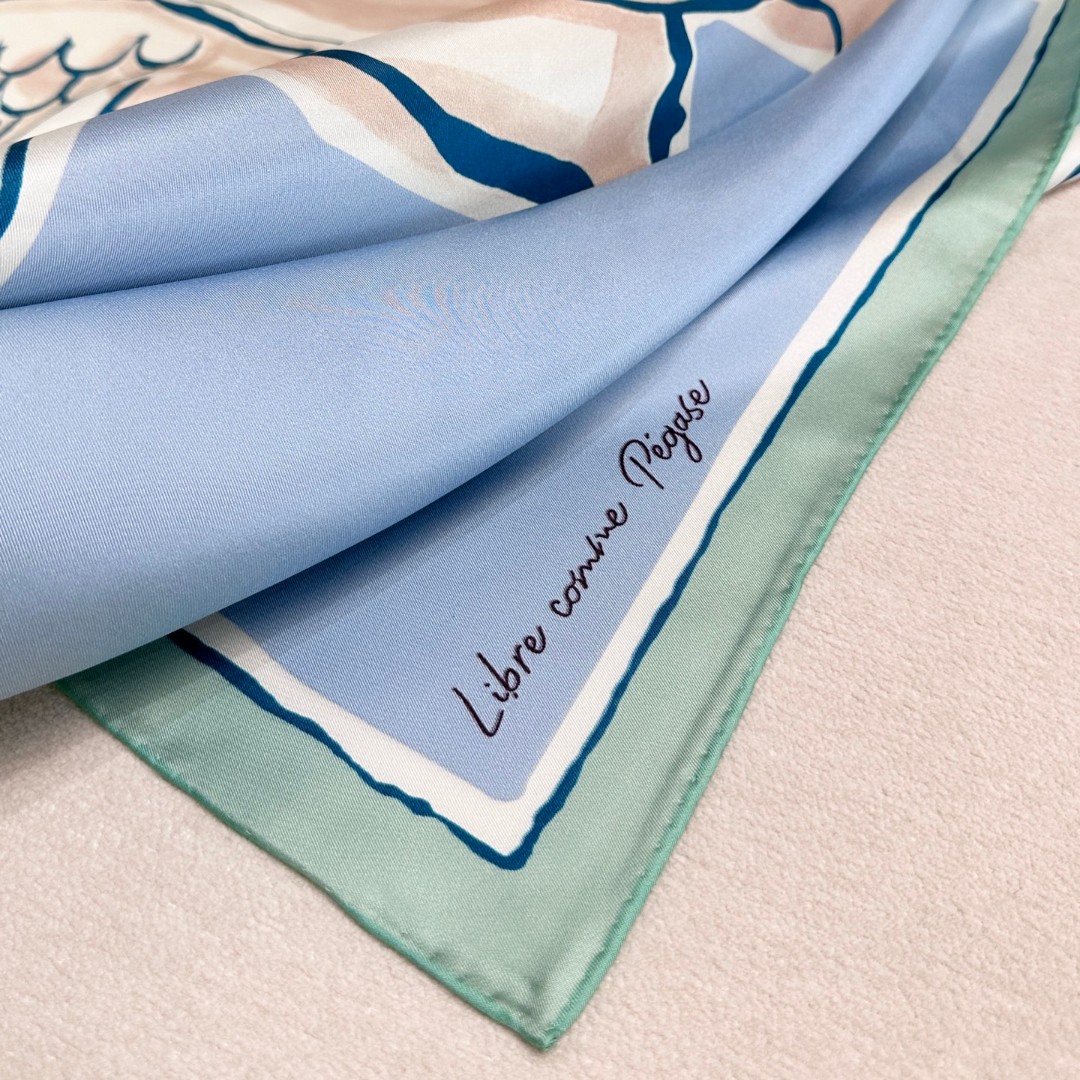 。自由飞马”18mm顶级真丝双面同色90方巾～Hermes 手工卷边斜纹真丝方巾（100%桑蚕丝）。这款