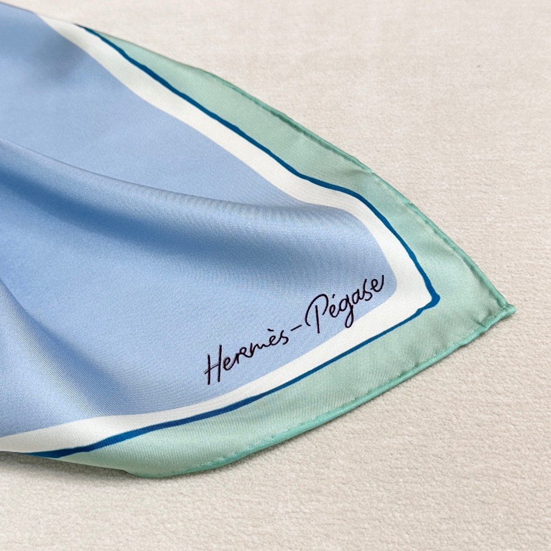 。自由飞马”18mm顶级真丝双面同色90方巾～Hermes 手工卷边斜纹真丝方巾（100%桑蚕丝）。这款