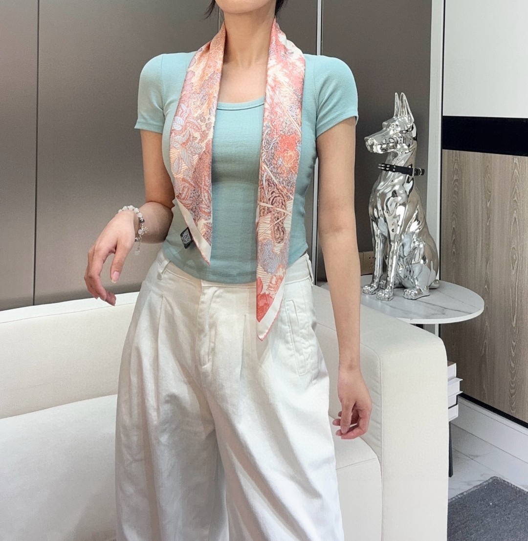 。重磅推荐的爱马仕丝巾《回归自然》90方巾
18mm顶级真丝 双面同色印花方巾
Retour a la