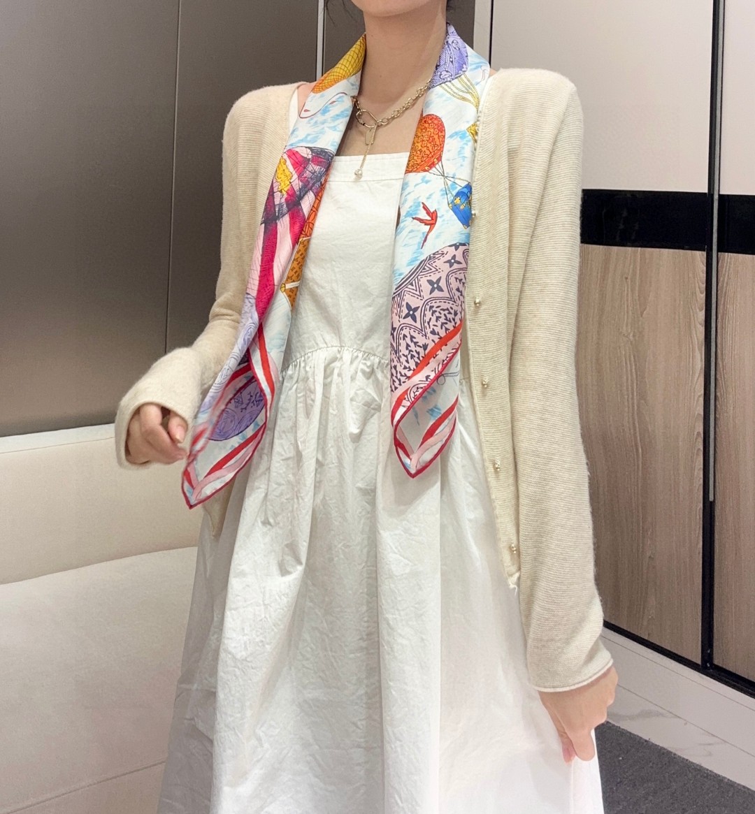  UP AND AWAY 90 方巾
【18mm顶级真丝双面同色丝巾】本款桑蚕丝方巾全新加入 UP an