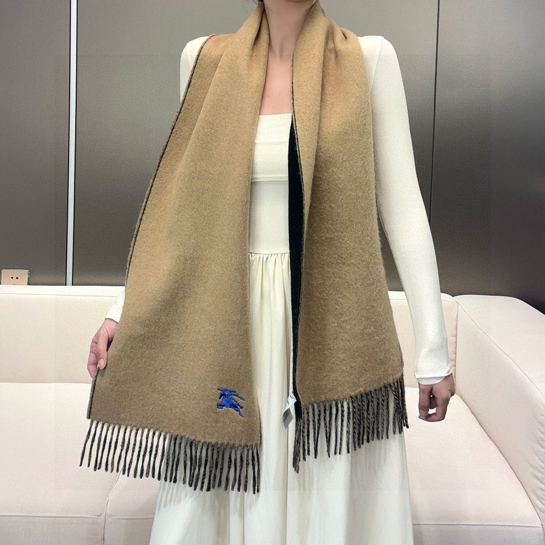  🆕𝐁𝐔𝐑𝐁𝐄𝐑𝐑𝐘 • 【双面素色刺绣长巾】官网同步上新❗️
Size：168x30cm 100%绵羊
