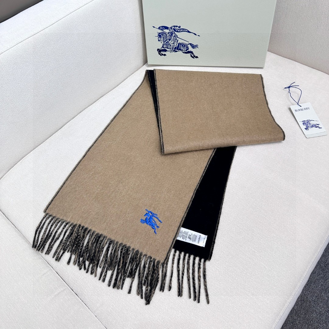  🆕𝐁𝐔𝐑𝐁𝐄𝐑𝐑𝐘 • 【双面素色刺绣长巾】官网同步上新❗️
Size：168x30cm 100%绵羊