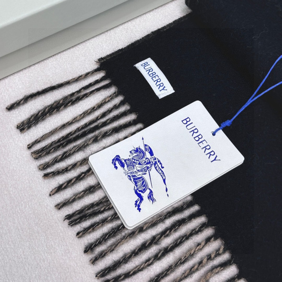  🆕𝐁𝐔𝐑𝐁𝐄𝐑𝐑𝐘 • 【双面素色刺绣长巾】官网同步上新❗️
Size：168x30cm 100%绵羊