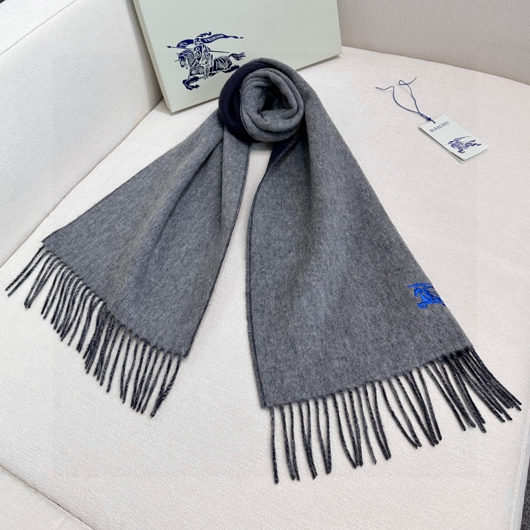   🆕𝐁𝐔𝐑𝐁𝐄𝐑𝐑𝐘 • 【双面素色刺绣长巾】官网同步上新❗️
Size：168x30cm 100%绵