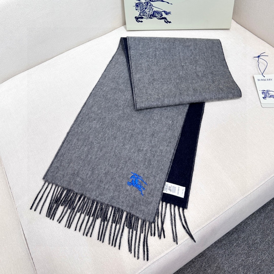   🆕𝐁𝐔𝐑𝐁𝐄𝐑𝐑𝐘 • 【双面素色刺绣长巾】官网同步上新❗️
Size：168x30cm 100%绵