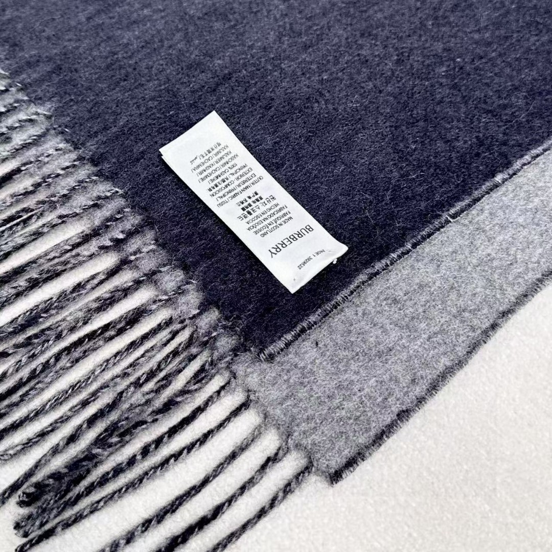   🆕𝐁𝐔𝐑𝐁𝐄𝐑𝐑𝐘 • 【双面素色刺绣长巾】官网同步上新❗️
Size：168x30cm 100%绵