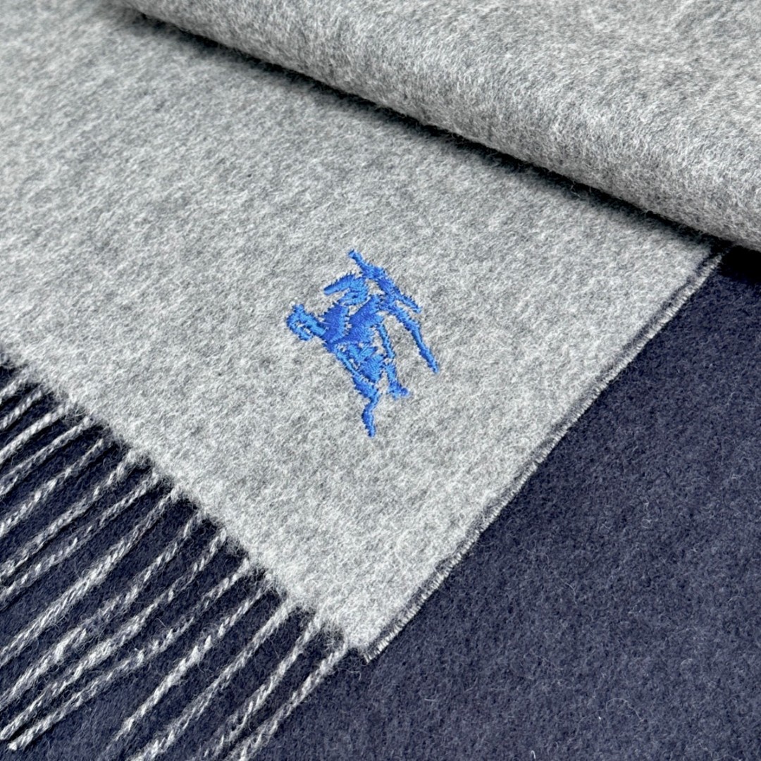   🆕𝐁𝐔𝐑𝐁𝐄𝐑𝐑𝐘 • 【双面素色刺绣长巾】官网同步上新❗️
Size：168x30cm 100%绵