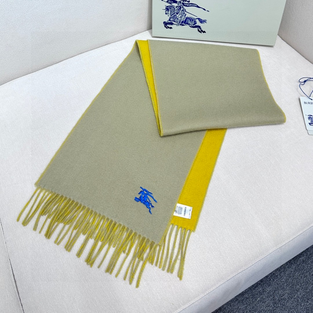  🆕𝐁𝐔𝐑𝐁𝐄𝐑𝐑𝐘 • 【双面素色刺绣长巾】官网同步上新❗️
Size：168x30cm 100%绵羊