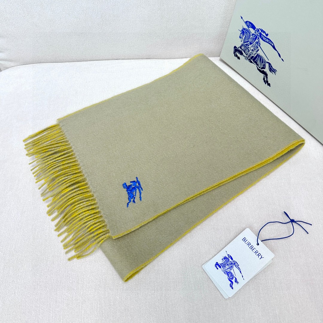  🆕𝐁𝐔𝐑𝐁𝐄𝐑𝐑𝐘 • 【双面素色刺绣长巾】官网同步上新❗️
Size：168x30cm 100%绵羊