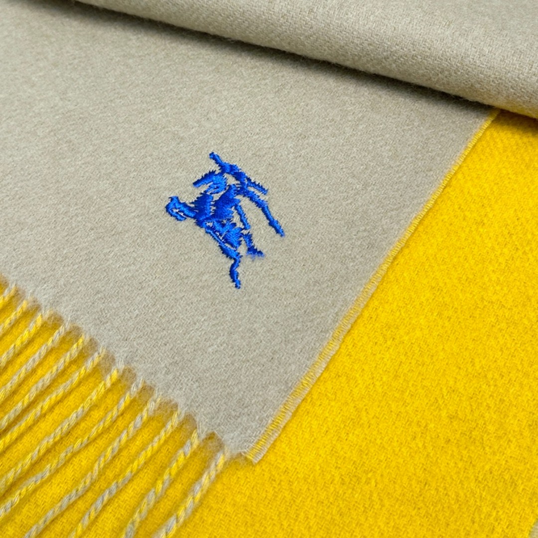  🆕𝐁𝐔𝐑𝐁𝐄𝐑𝐑𝐘 • 【双面素色刺绣长巾】官网同步上新❗️
Size：168x30cm 100%绵羊