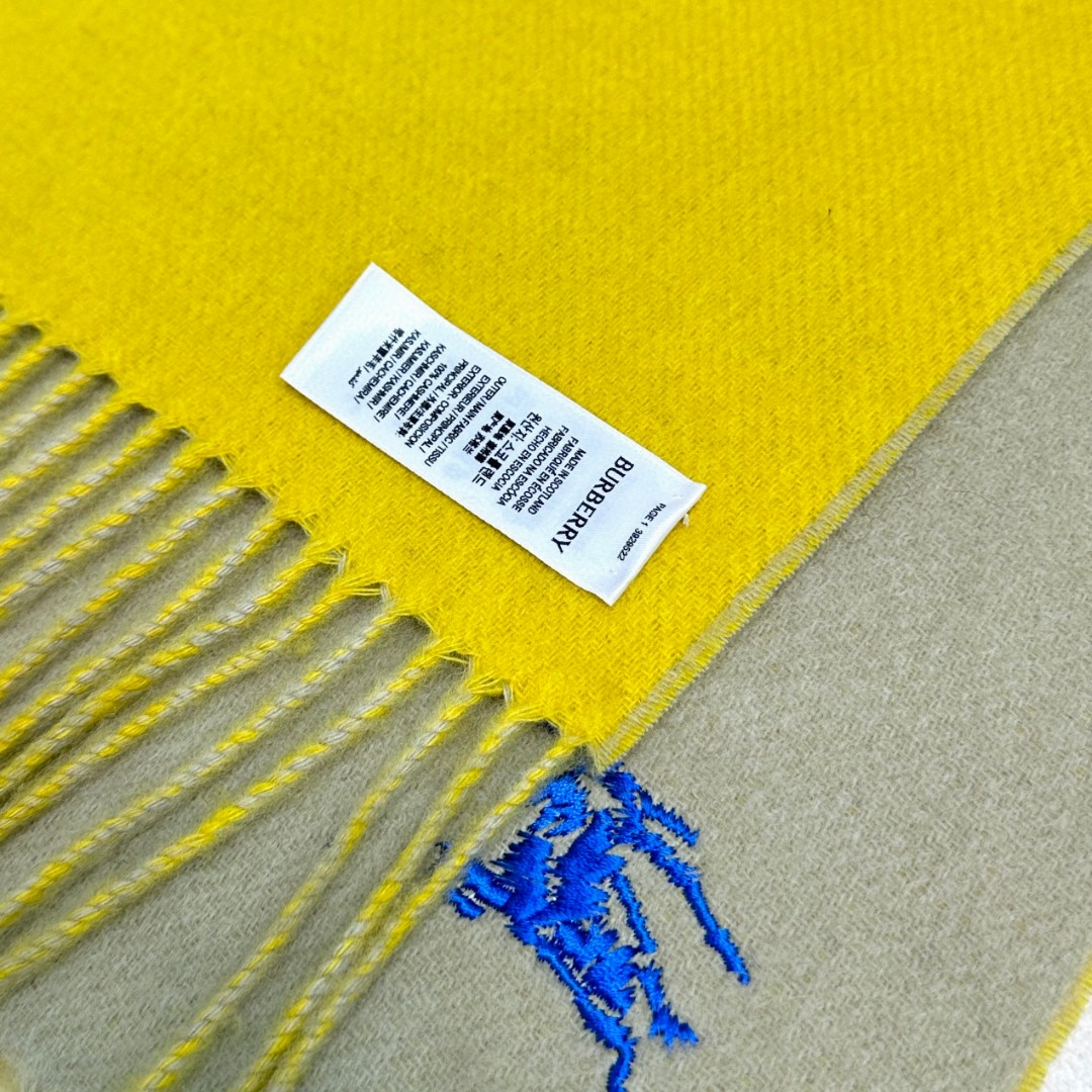  🆕𝐁𝐔𝐑𝐁𝐄𝐑𝐑𝐘 • 【双面素色刺绣长巾】官网同步上新❗️
Size：168x30cm 100%绵羊