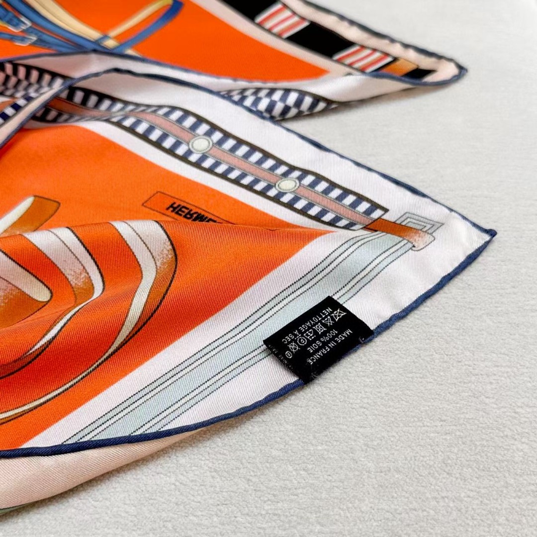  “马术密匙”90方巾-24早春新品～hermes～
手工卷边斜纹真丝方巾（100%桑蚕丝）。
这款爱马