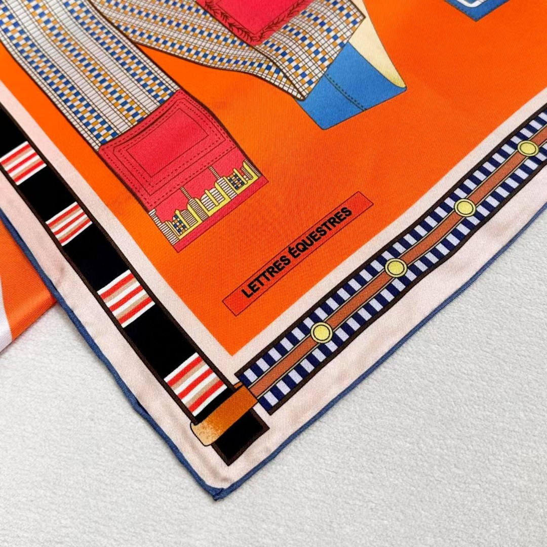  “马术密匙”90方巾-24早春新品～hermes～
手工卷边斜纹真丝方巾（100%桑蚕丝）。
这款爱马