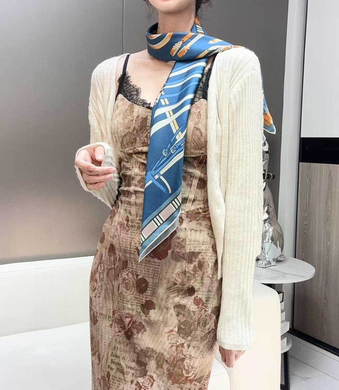  “马术密匙”90方巾-24早春新品～hermes～
手工卷边斜纹真丝方巾（100%桑蚕丝）。
这款爱马