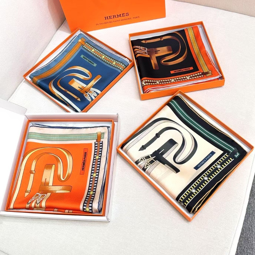  “马术密匙”90方巾-24早春新品～hermes～
手工卷边斜纹真丝方巾（100%桑蚕丝）。
这款爱马