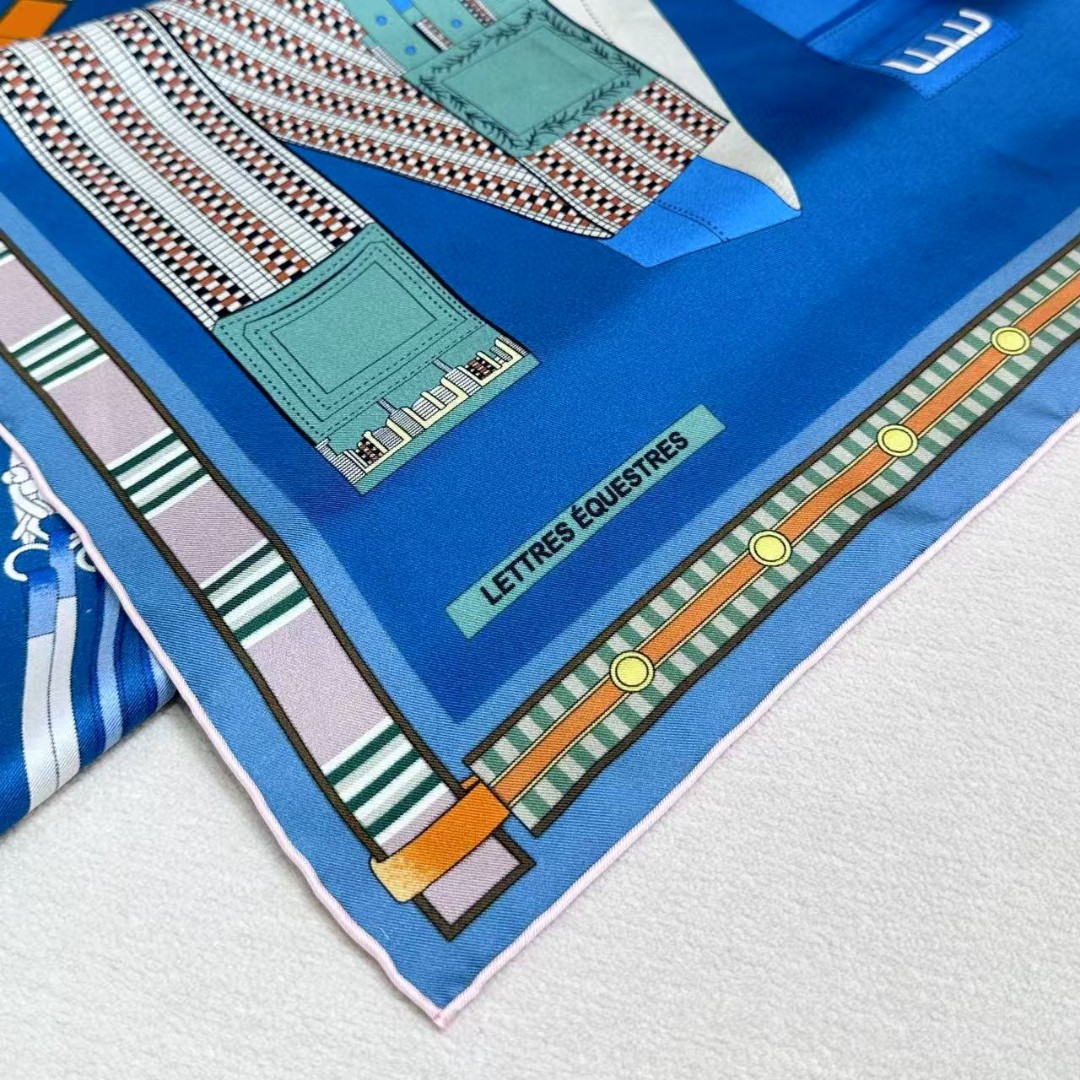  “马术密匙”90方巾-24早春新品～hermes～
手工卷边斜纹真丝方巾（100%桑蚕丝）。
这款爱马