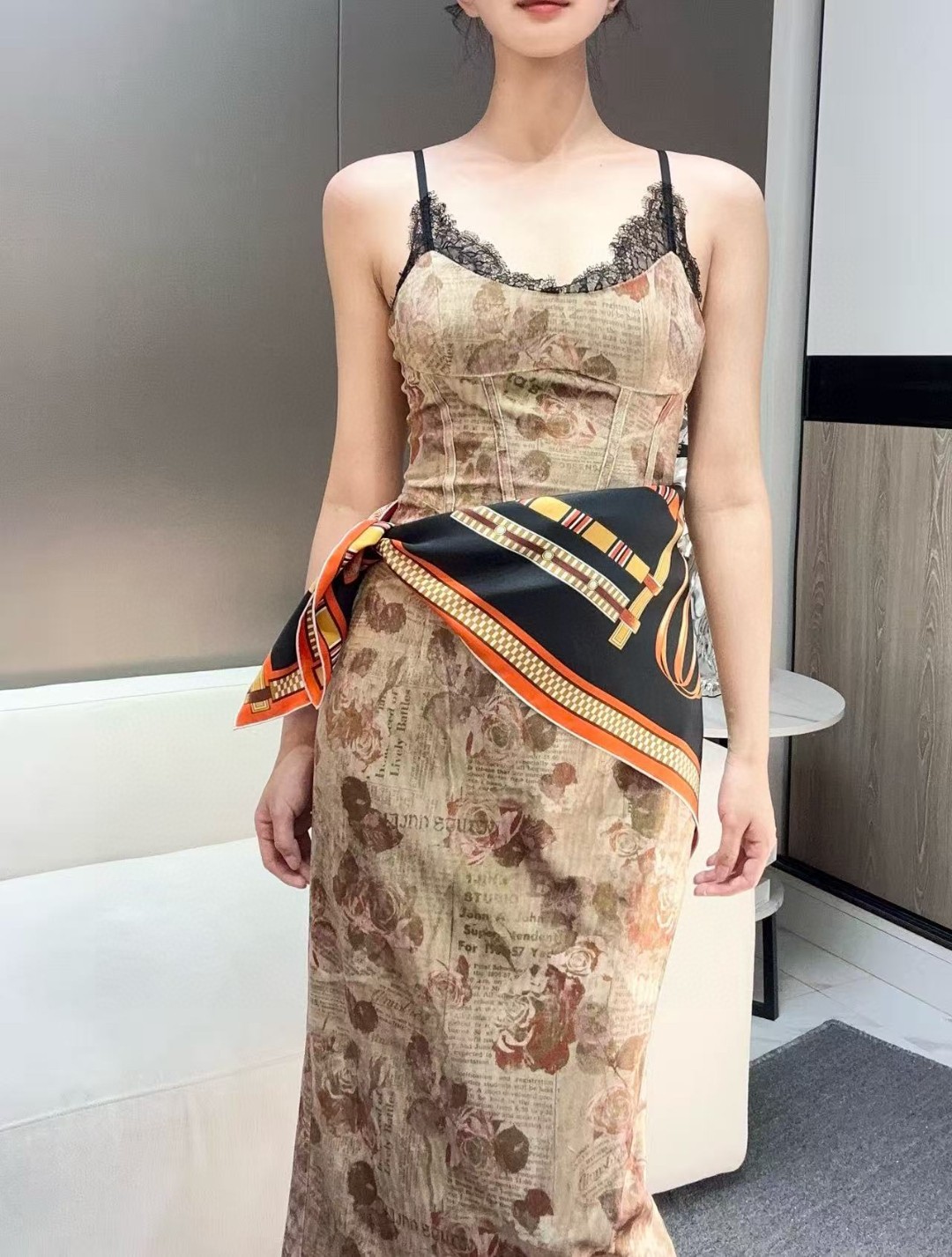  “马术密匙”90方巾-24早春新品～hermes～
手工卷边斜纹真丝方巾（100%桑蚕丝）。
这款爱马