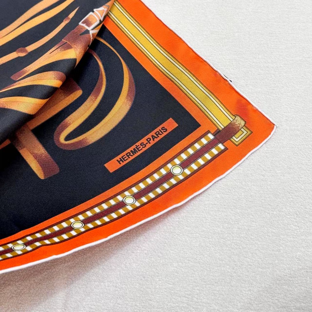  “马术密匙”90方巾-24早春新品～hermes～
手工卷边斜纹真丝方巾（100%桑蚕丝）。
这款爱马