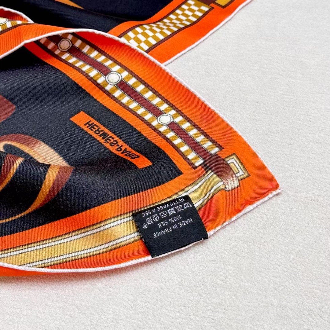  “马术密匙”90方巾-24早春新品～hermes～
手工卷边斜纹真丝方巾（100%桑蚕丝）。
这款爱马