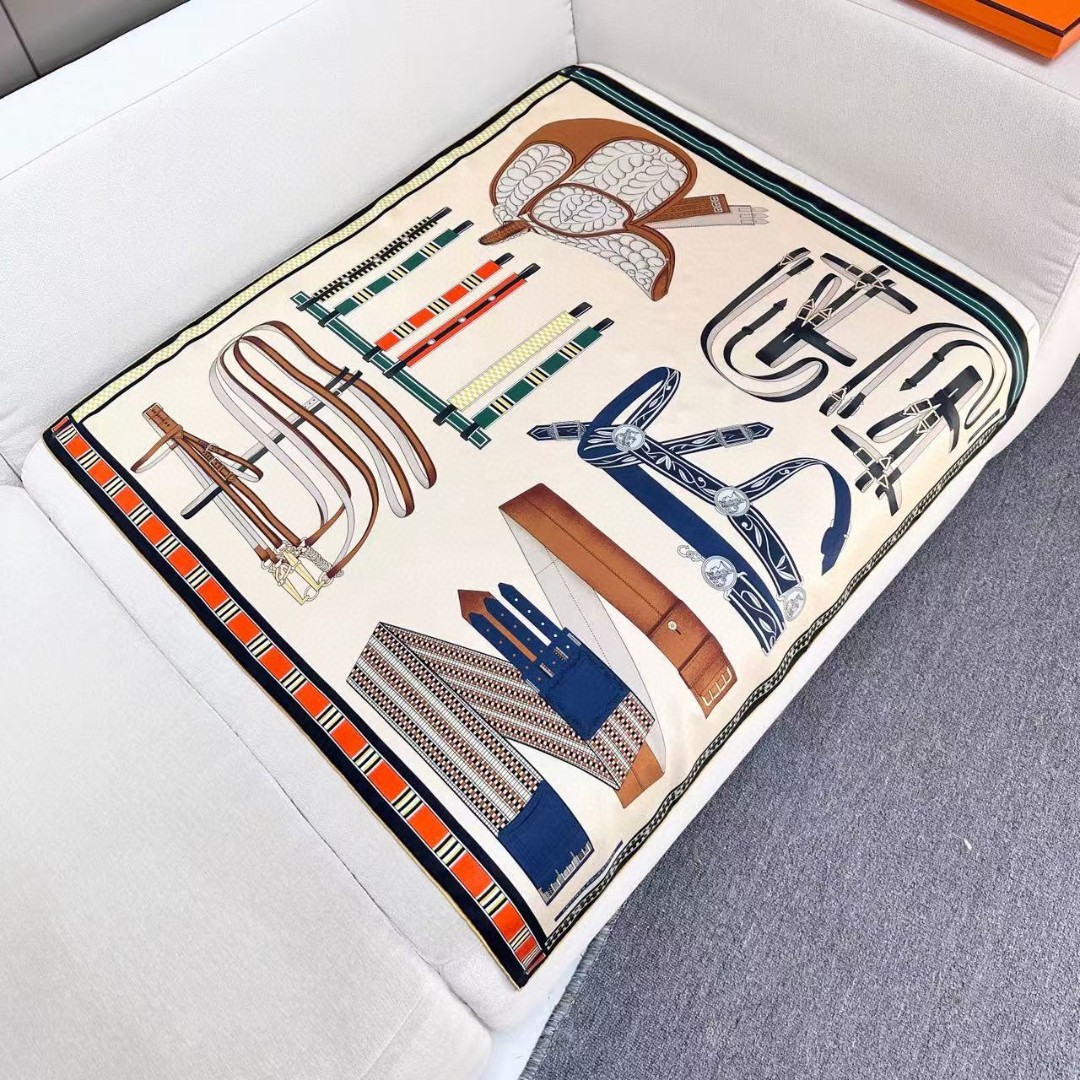  “马术密匙”90方巾-24早春新品～hermes～
手工卷边斜纹真丝方巾（100%桑蚕丝）。
这款爱马