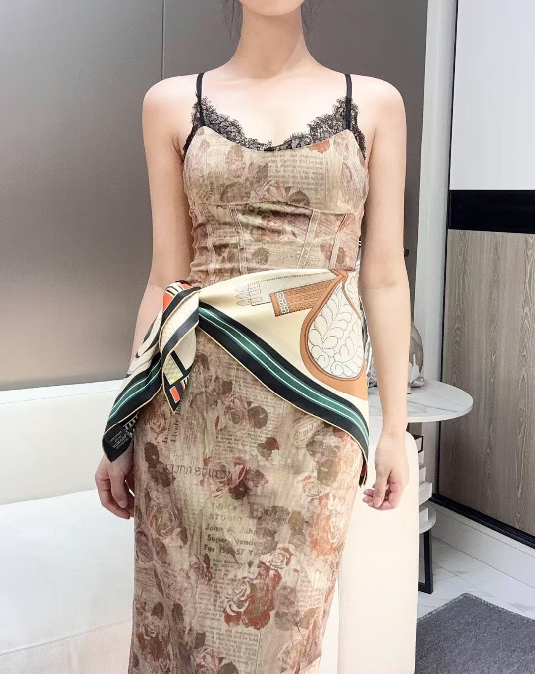  “马术密匙”90方巾-24早春新品～hermes～
手工卷边斜纹真丝方巾（100%桑蚕丝）。
这款爱马