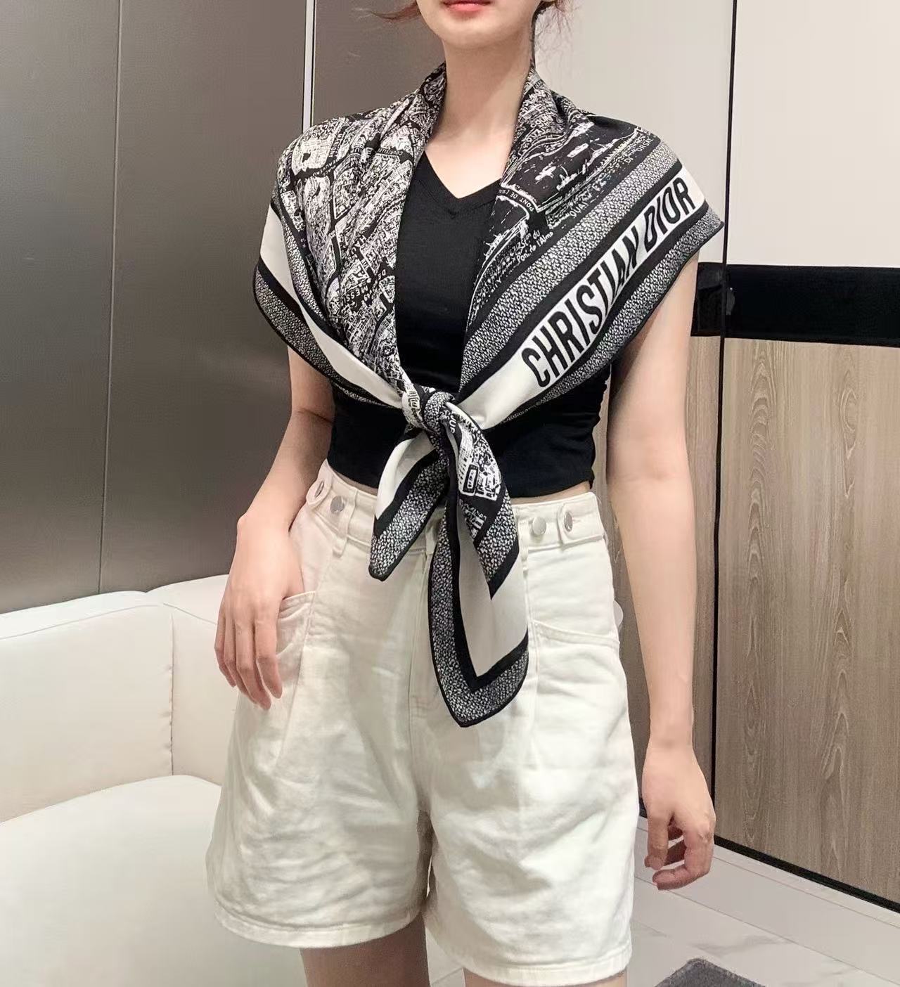   Dior ❤【️巴黎地图】黄金尺寸110*110
双面同色丝绒方巾
 不爱140繁复尺寸的姐妹可以选