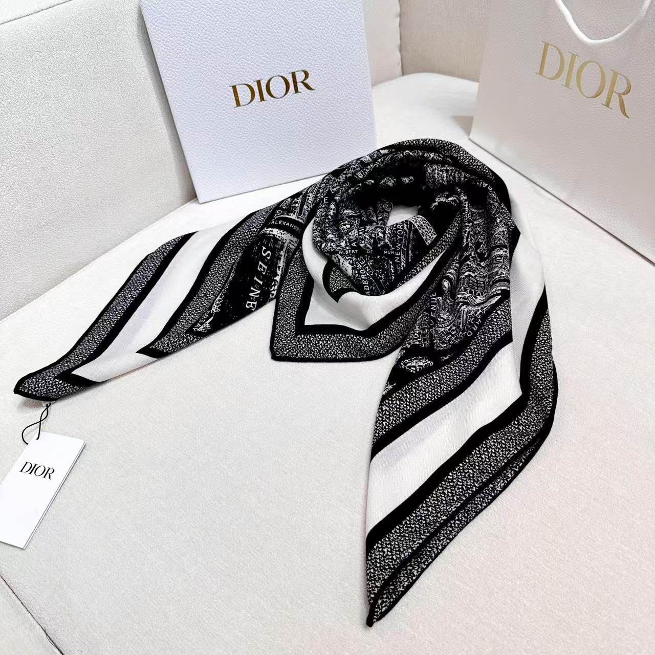   Dior ❤【️巴黎地图】黄金尺寸110*110
双面同色丝绒方巾
 不爱140繁复尺寸的姐妹可以选