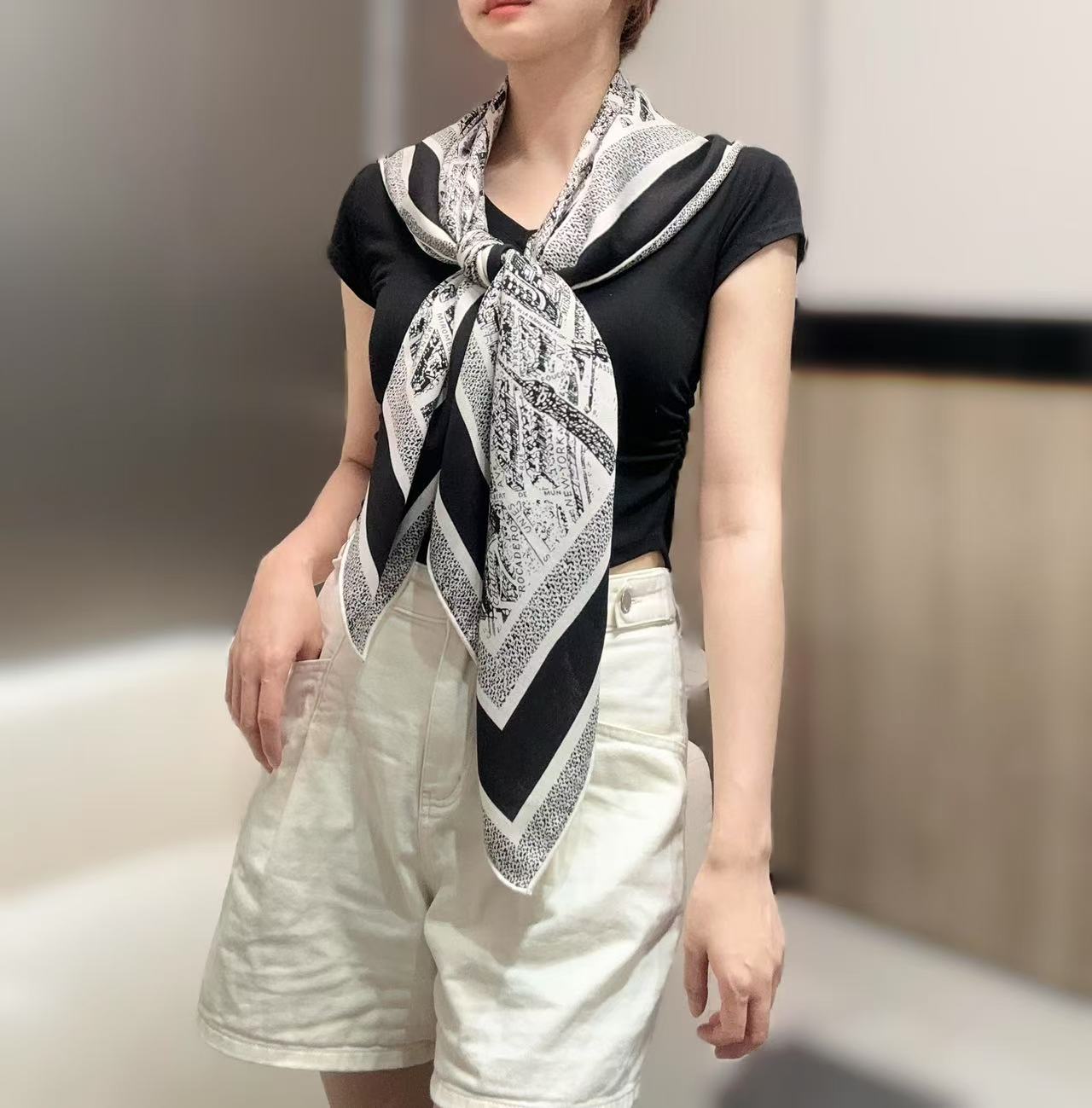   Dior ❤【️巴黎地图】黄金尺寸110*110
双面同色丝绒方巾
 不爱140繁复尺寸的姐妹可以选