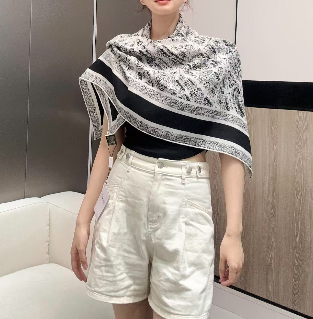   Dior ❤【️巴黎地图】黄金尺寸110*110
双面同色丝绒方巾
 不爱140繁复尺寸的姐妹可以选