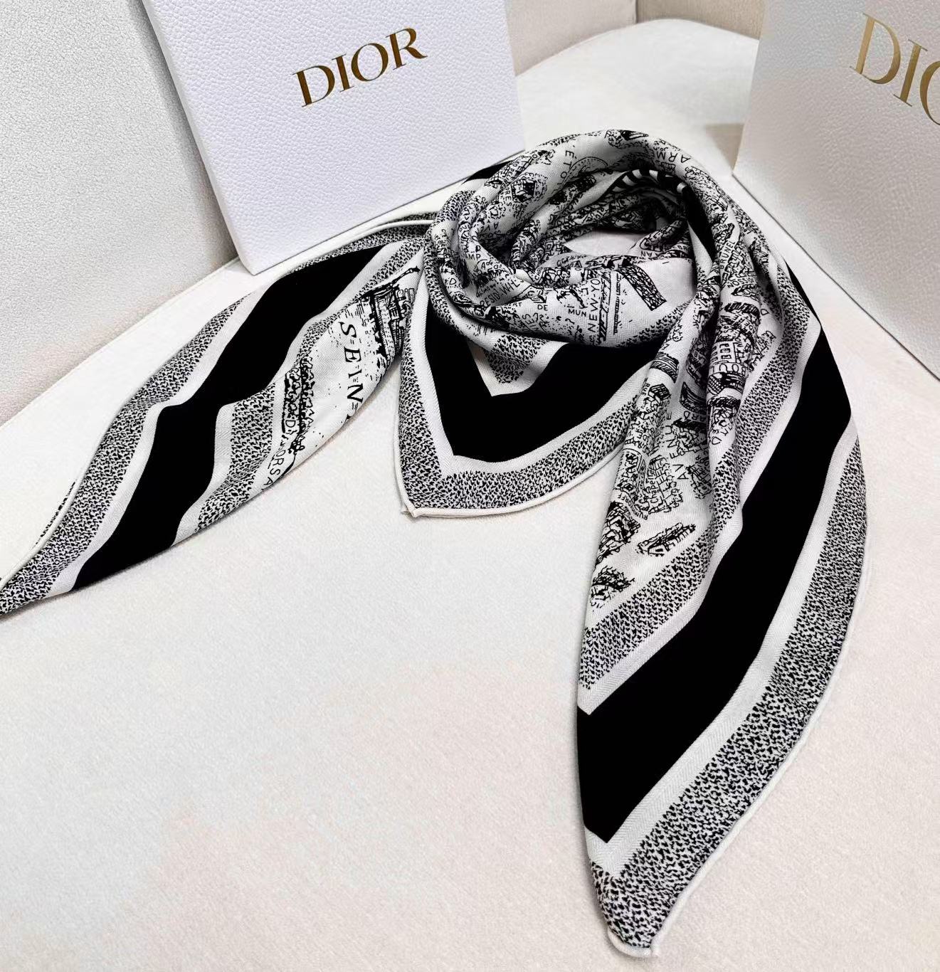   Dior ❤【️巴黎地图】黄金尺寸110*110
双面同色丝绒方巾
 不爱140繁复尺寸的姐妹可以选