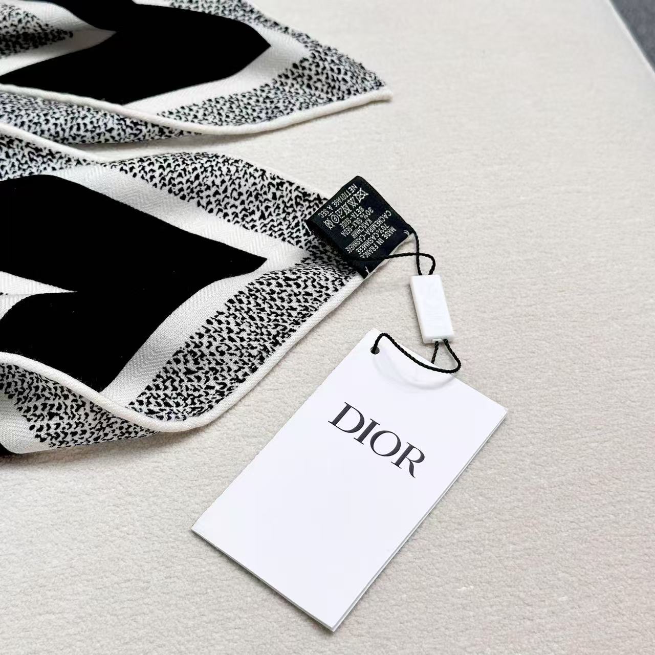   Dior ❤【️巴黎地图】黄金尺寸110*110
双面同色丝绒方巾
 不爱140繁复尺寸的姐妹可以选