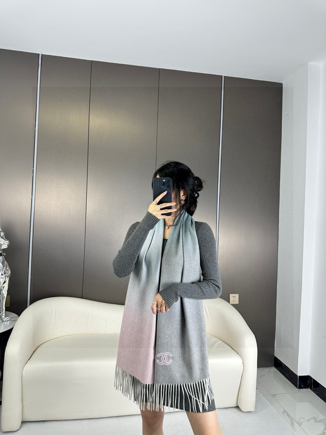  香奈儿2023渐变色👍巴黎时装展商务男士女士通用双面羊绒披肩。代工厂臻选上乘的超细羊绒纤维 进行纯手工