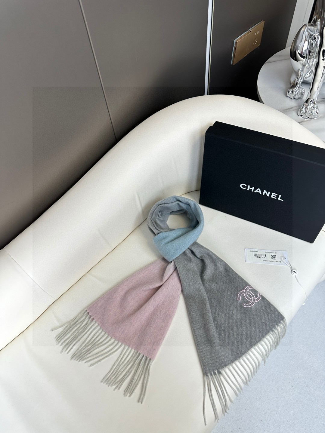  香奈儿2023渐变色👍巴黎时装展商务男士女士通用双面羊绒披肩。代工厂臻选上乘的超细羊绒纤维 进行纯手工