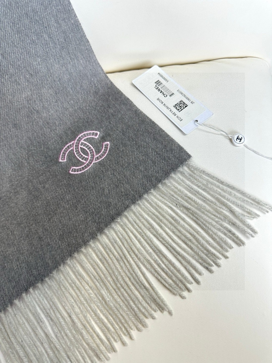  香奈儿2023渐变色👍巴黎时装展商务男士女士通用双面羊绒披肩。代工厂臻选上乘的超细羊绒纤维 进行纯手工