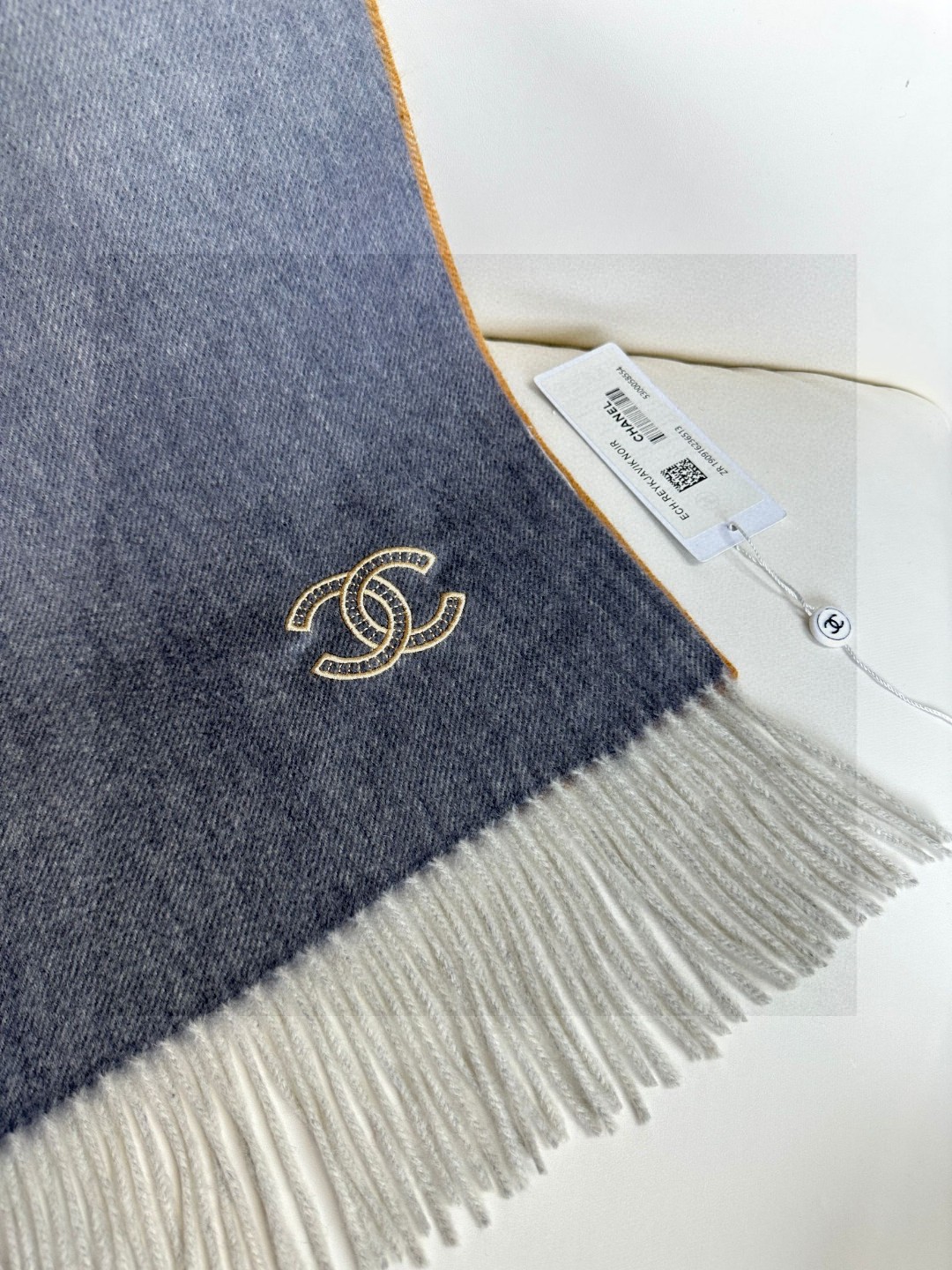  香奈儿2023渐变色👍巴黎时装展商务男士女士通用双面羊绒披肩。代工厂臻选上乘的超细羊绒纤维 进行纯手工