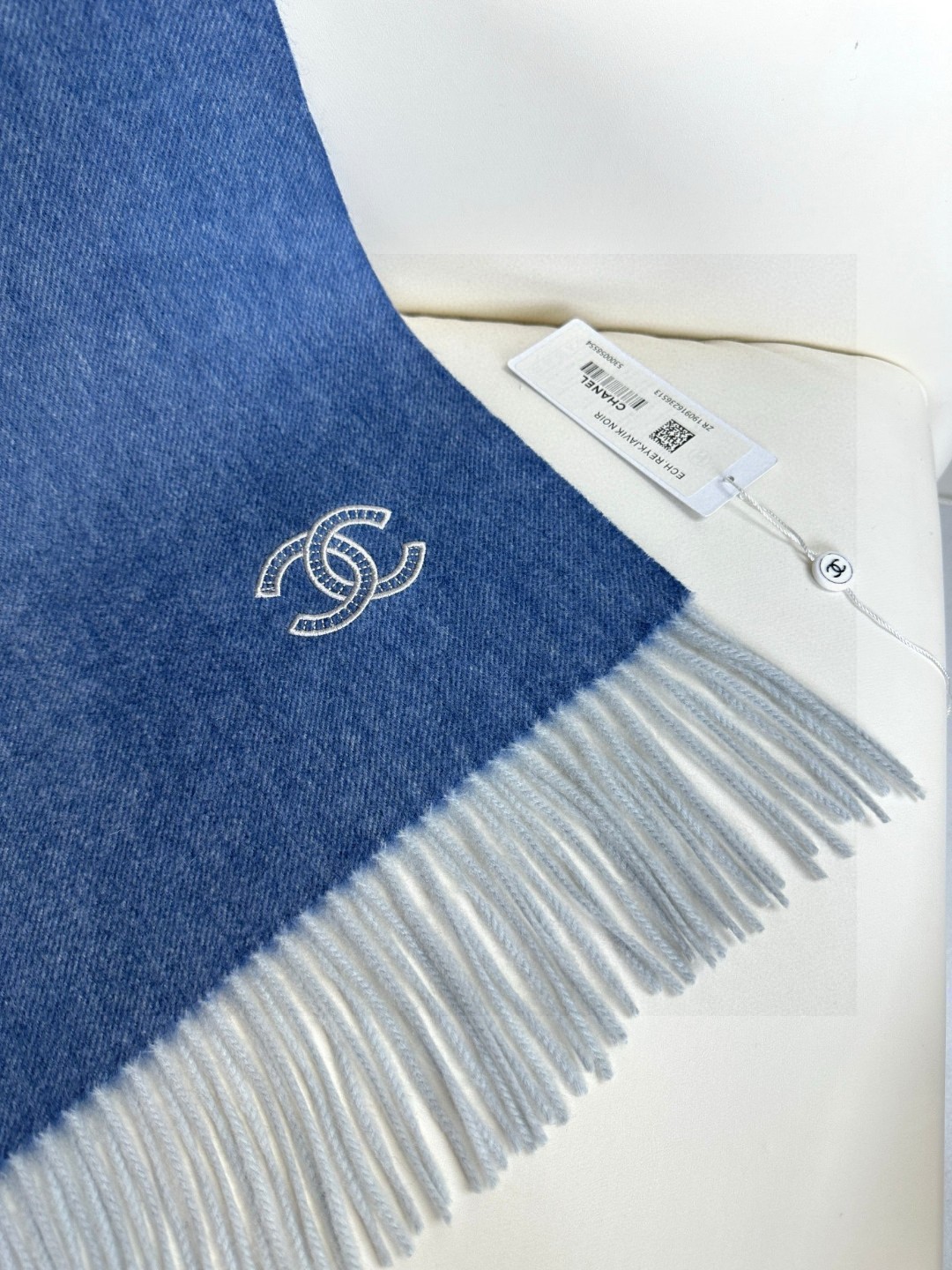  香奈儿2023渐变色👍巴黎时装展商务男士女士通用双面羊绒披肩。代工厂臻选上乘的超细羊绒纤维 进行纯手工