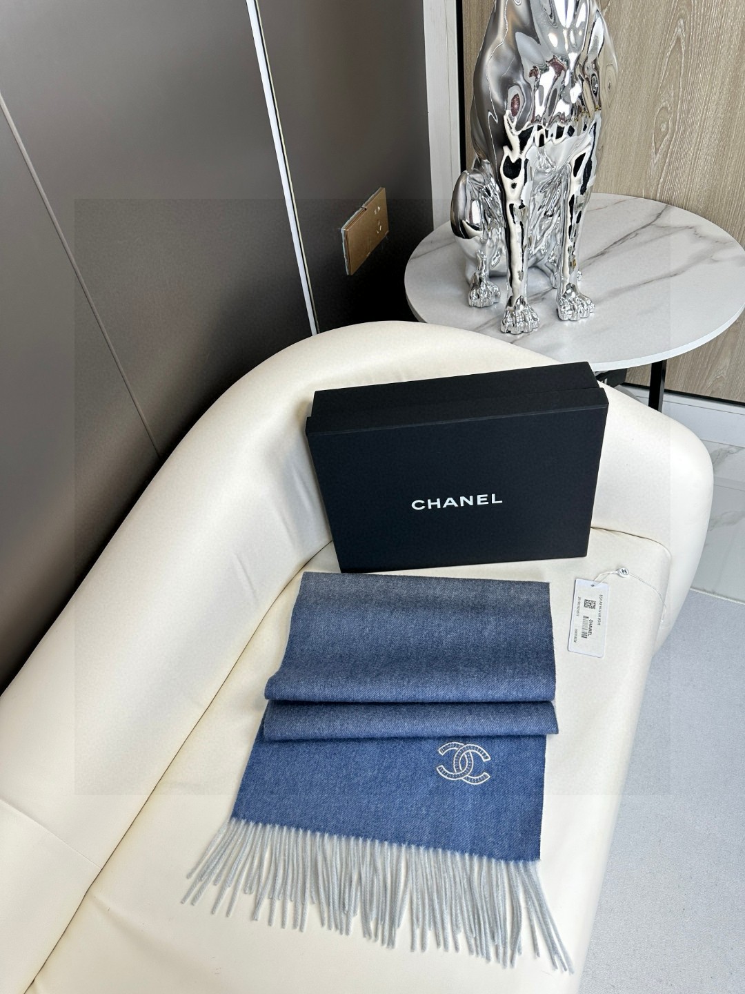  香奈儿2023渐变色👍巴黎时装展商务男士女士通用双面羊绒披肩。代工厂臻选上乘的超细羊绒纤维 进行纯手工