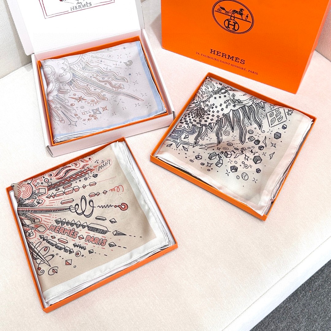  “正在接通中”90方巾
【16mm顶级真丝单面面同色印花】
手工卷边斜纹真丝方巾（100%桑蚕丝）。
